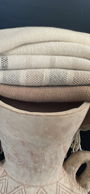 Textiles doblados sobre una pieza de cerámica